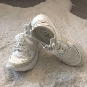 Like new Calvin Klein white tennis shoes❤️